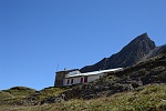 Dedichiamo uno sguardo al Rif. Mores (mt.2504) ormai chiuso da tempo e un pò defilato......